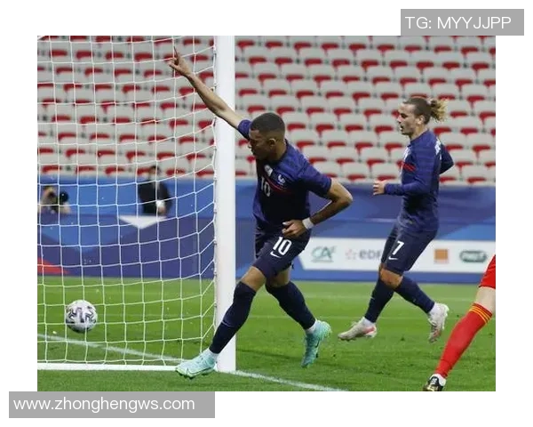 法国足球明星汇聚一堂共同庆祝足球荣耀与友谊的精彩瞬间